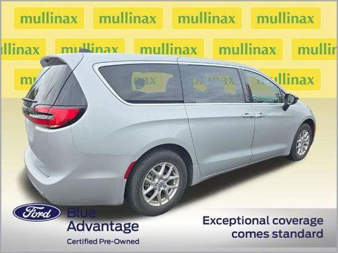 Used 2024 Chrysler Pacifica Touring-L FWD image 3