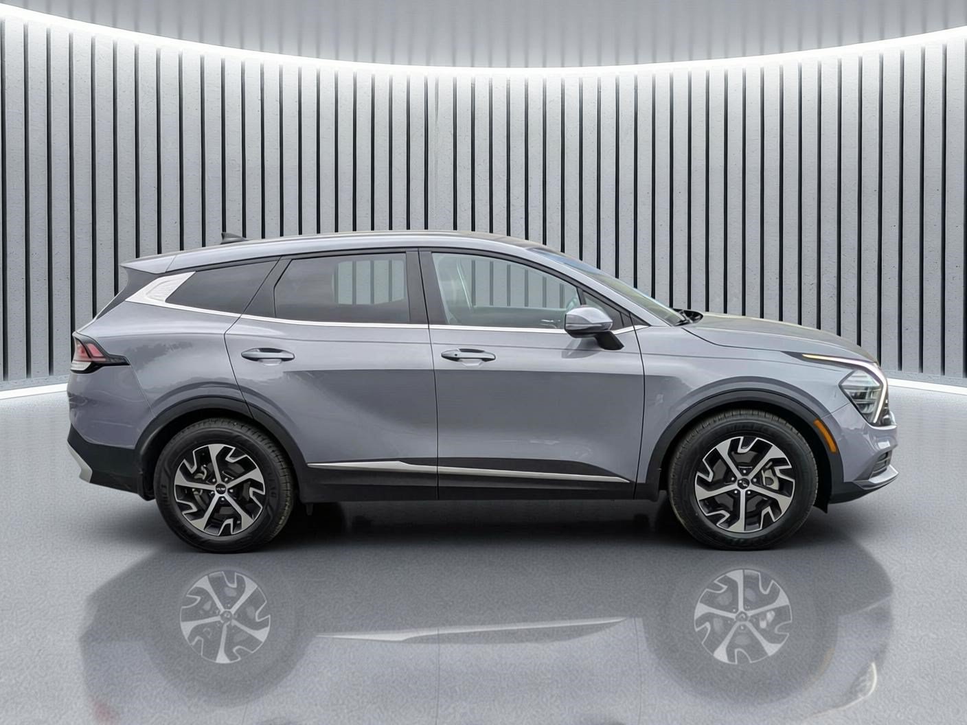 Used 2025 Kia Sportage EX FWD image 3