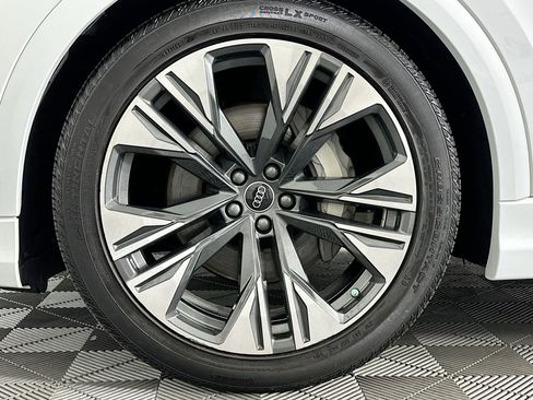 Used 2024 Audi Q8 Prestige w/ Prestige Package image 34