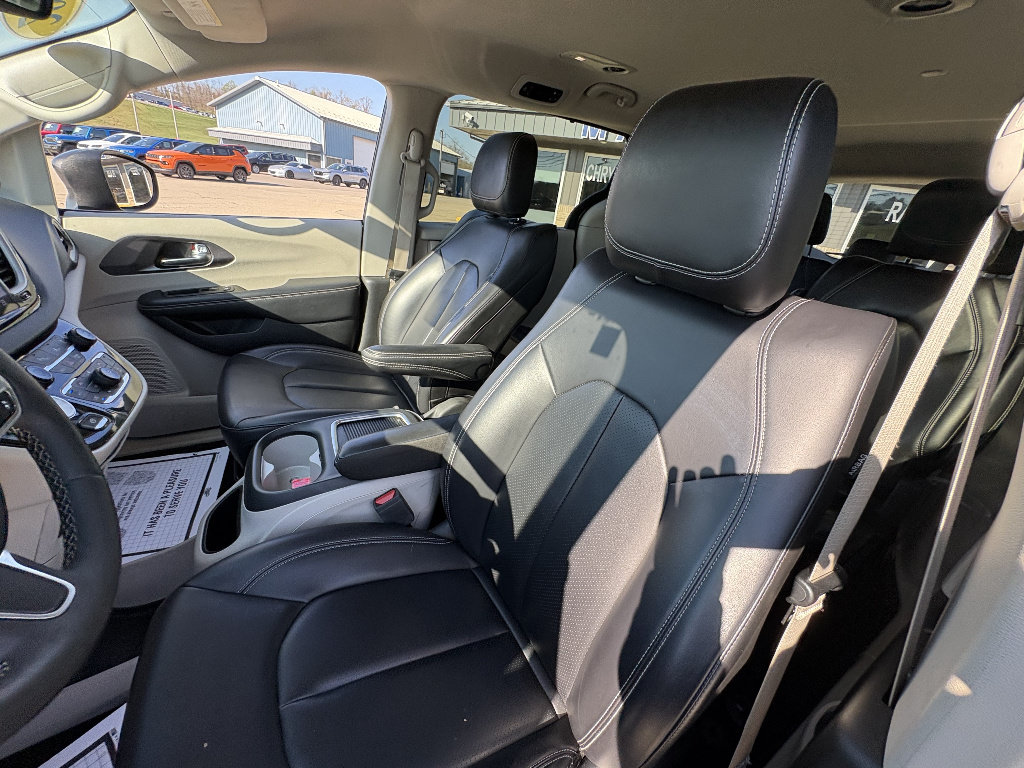 Used 2023 Chrysler Pacifica Touring-L FWD image 32