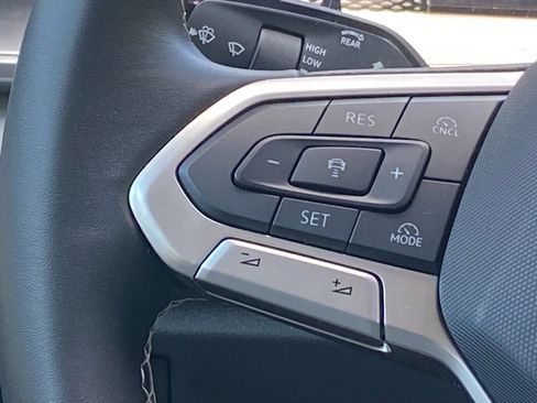Used 2025 Volkswagen Tiguan SE AWD/4WD image 4