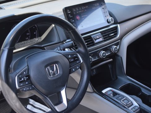 Used 2018 Honda Accord Touring image 18