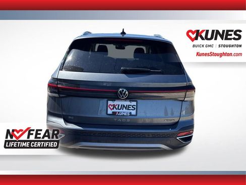 Used 2025 Volkswagen Taos SE image 9