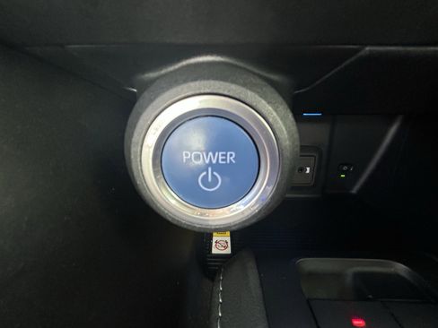 Certified 2021 Toyota Venza LE image 28