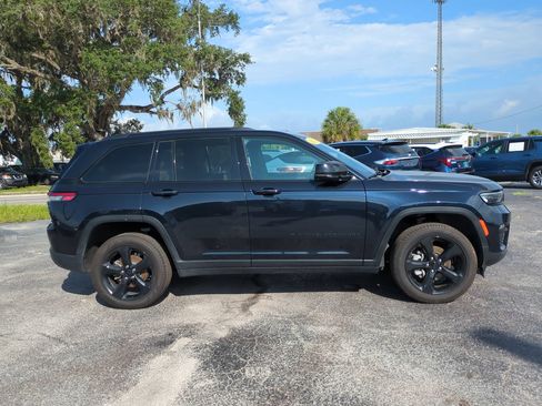 Used 2024 Jeep Grand Cherokee Limited w/ Black Appearance Package AWD/4WD image 3