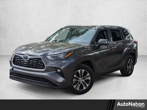 Used 2022 Toyota Highlander XLE image 1
