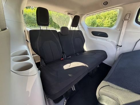 Used 2020 Chrysler Voyager L FWD image 21