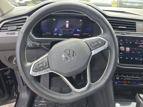 Used 2023 Volkswagen Tiguan SE image 22