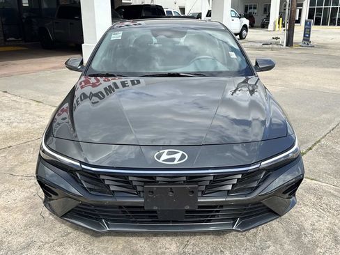 Used 2025 Hyundai Elantra SEL image 3