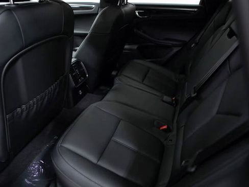 Certified 2025 Porsche Macan image 28