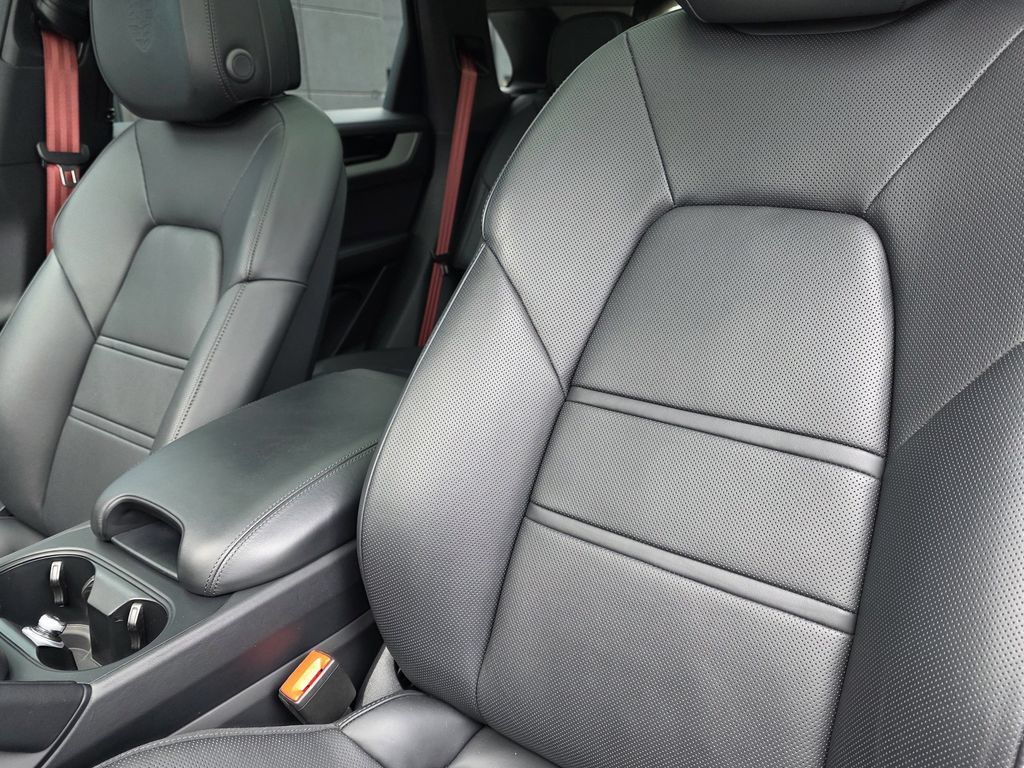 Certified 2025 Porsche Cayenne E-Hybrid AWD/4WD image 5