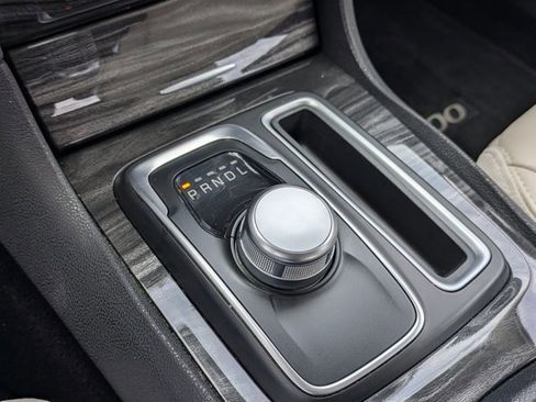 Used 2017 Chrysler 300 Limited image 12