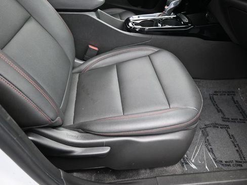Used 2025 Chevrolet Trax RS FWD image 40