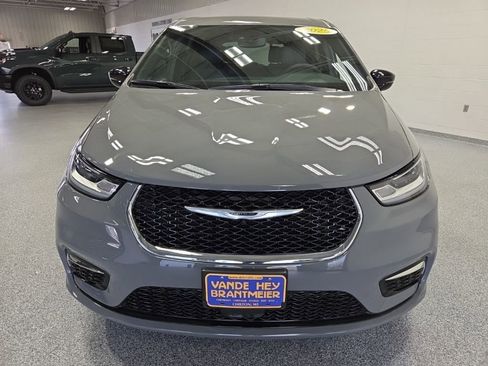 Used 2025 Chrysler Pacifica Select FWD image 2