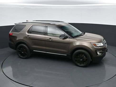 Used 2016 Ford Explorer XLT w/ Equipment Group 202A AWD/4WD image 31