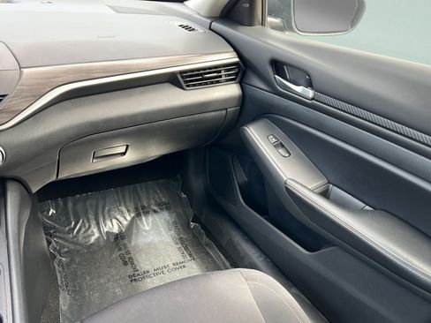 Used 2025 Nissan Altima 2.5 SV AWD/4WD image 13