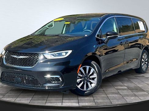 Used 2023 Chrysler Pacifica Touring-L w/ Uconnect Theater Family Group FWD image 13
