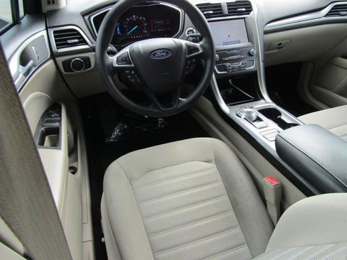 Used 2019 Ford Fusion SE FWD image 2