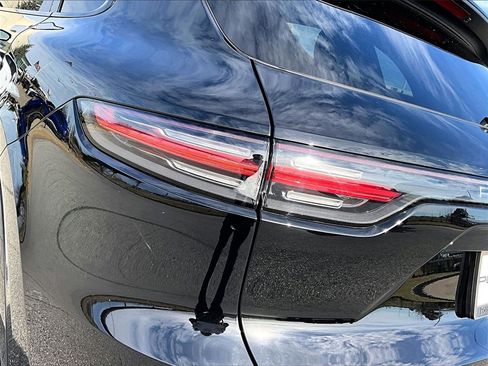 Certified 2022 Porsche Cayenne Platinum Edition image 21