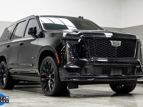 Used 2025 Cadillac Escalade V w/ LPO, ONYX Package AWD/4WD image 8