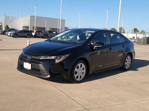 Used 2025 Toyota Corolla LE image 3