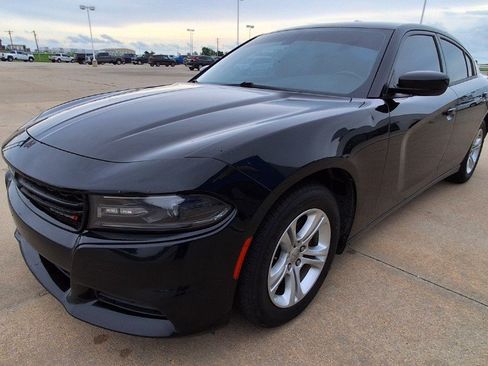 Used 2020 Dodge Charger SXT RWD image 4