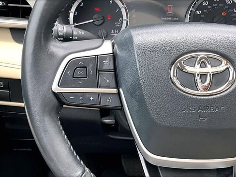 Used 2023 Toyota Highlander XLE FWD image 24