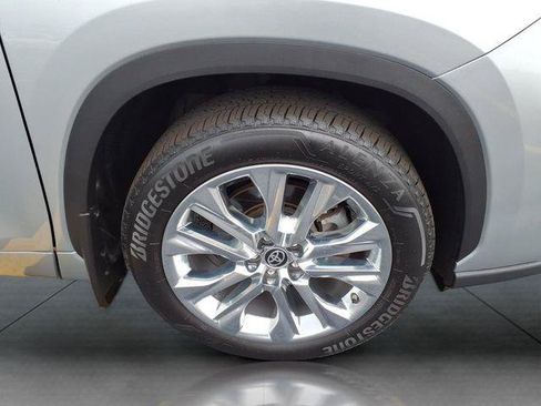 Certified 2024 Toyota Highlander Limited AWD/4WD image 30