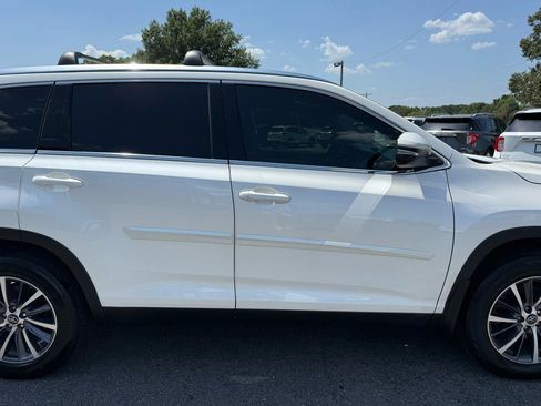 Used 2019 Toyota Highlander XLE AWD/4WD image 42