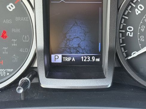 Used 2022 Toyota Tacoma TRD Off-Road image 25