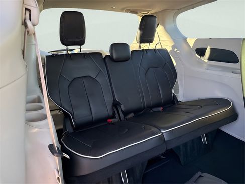 Used 2023 Chrysler Pacifica Limited image 12
