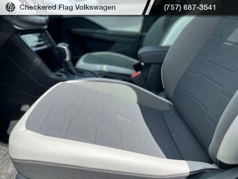 Used 2025 Volkswagen Taos SE image 22