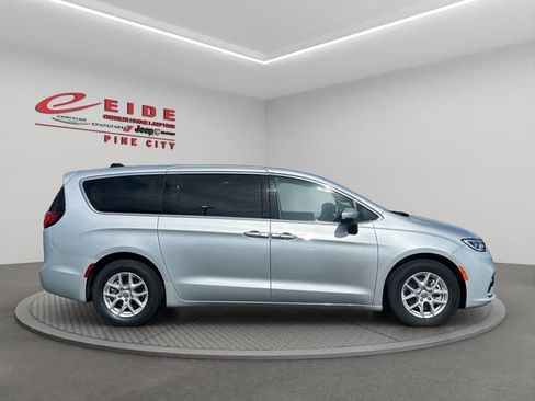 Used 2023 Chrysler Pacifica Touring-L FWD image 11
