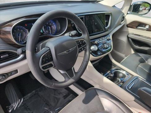 Used 2024 Chrysler Pacifica Limited FWD image 9