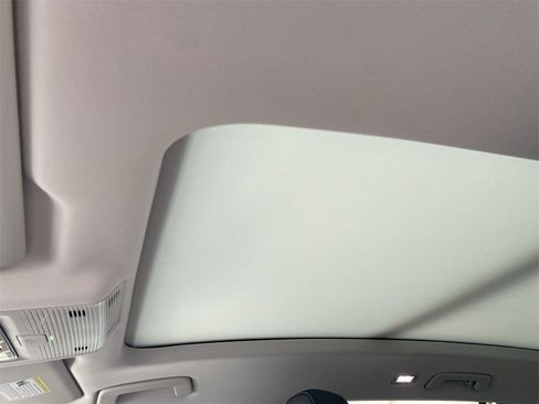 New 2025 Volkswagen Tiguan SE image 18