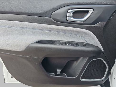 Used 2025 Jeep Compass Latitude image 31