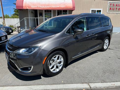 Used 2017 Chrysler Pacifica Touring-L Plus w/ Tire & Wheel Group image 3