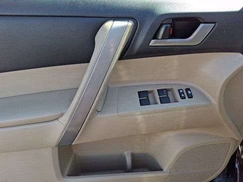 Used 2013 Toyota Highlander SE AWD/4WD image 17