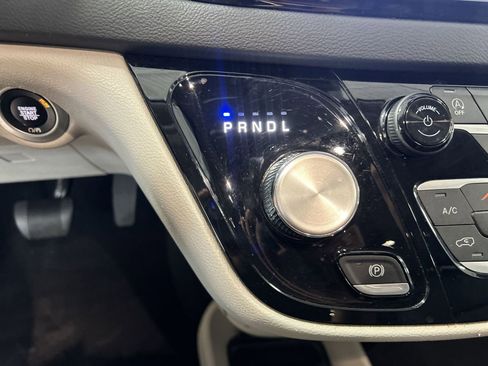 Used 2023 Chrysler Pacifica Touring-L FWD image 22