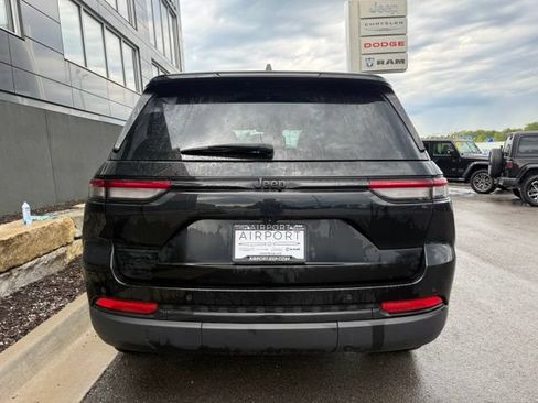 Used 2024 Jeep Grand Cherokee Altitude AWD/4WD image 4