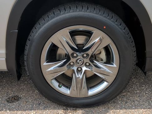 Used 2018 Toyota Highlander Limited Platinum AWD/4WD image 10