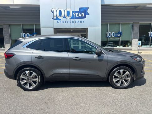 Used 2023 Ford Escape Platinum AWD/4WD image 2