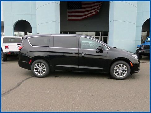 New 2026 Chrysler Pacifica Select image 1