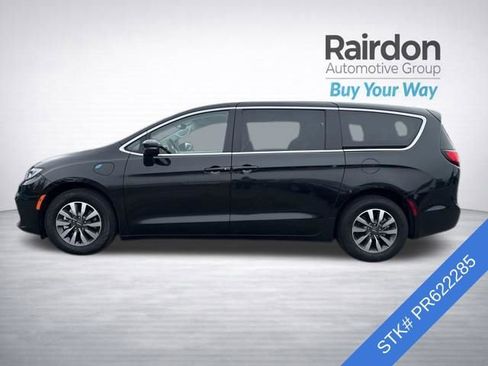 Used 2023 Chrysler Pacifica Touring-L image 4