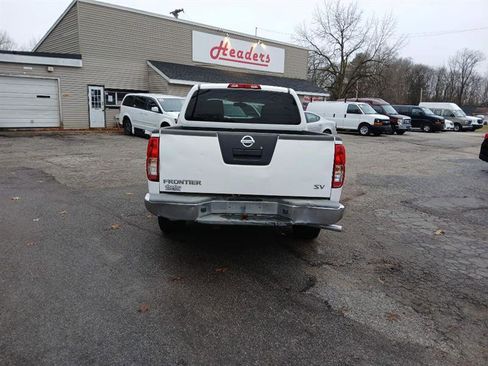 Used 2011 Nissan Frontier SV image 3