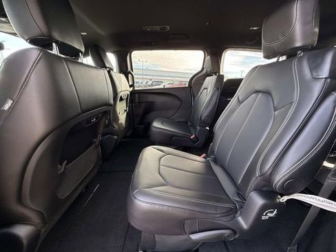 New 2026 Chrysler Pacifica Select image 16