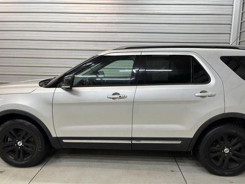 Used 2018 Ford Explorer XLT w/ Equipment Group 201A AWD/4WD image 7