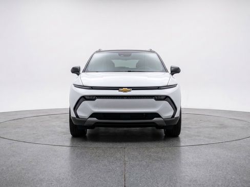 Used 2025 Chevrolet Equinox LT FWD image 2