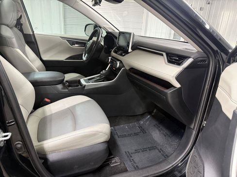 Used 2019 Toyota RAV4 Limited w/ Advanced Technology Package FWD image 31