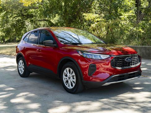 Used 2025 Ford Escape Active FWD image 2